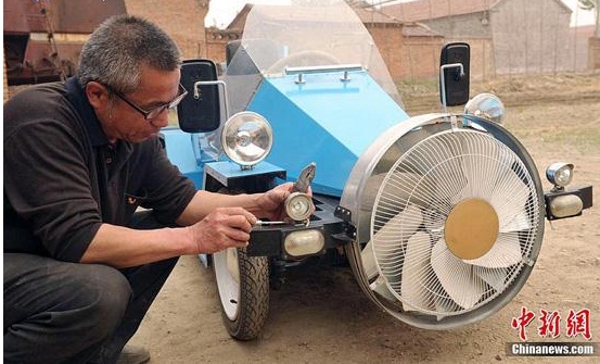 اتومبیل دست ساز کشاورز چینی با باد شارژ می شود