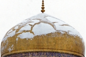 سفیدی برف روی گنبد امام رضا (ع)+ عکس
